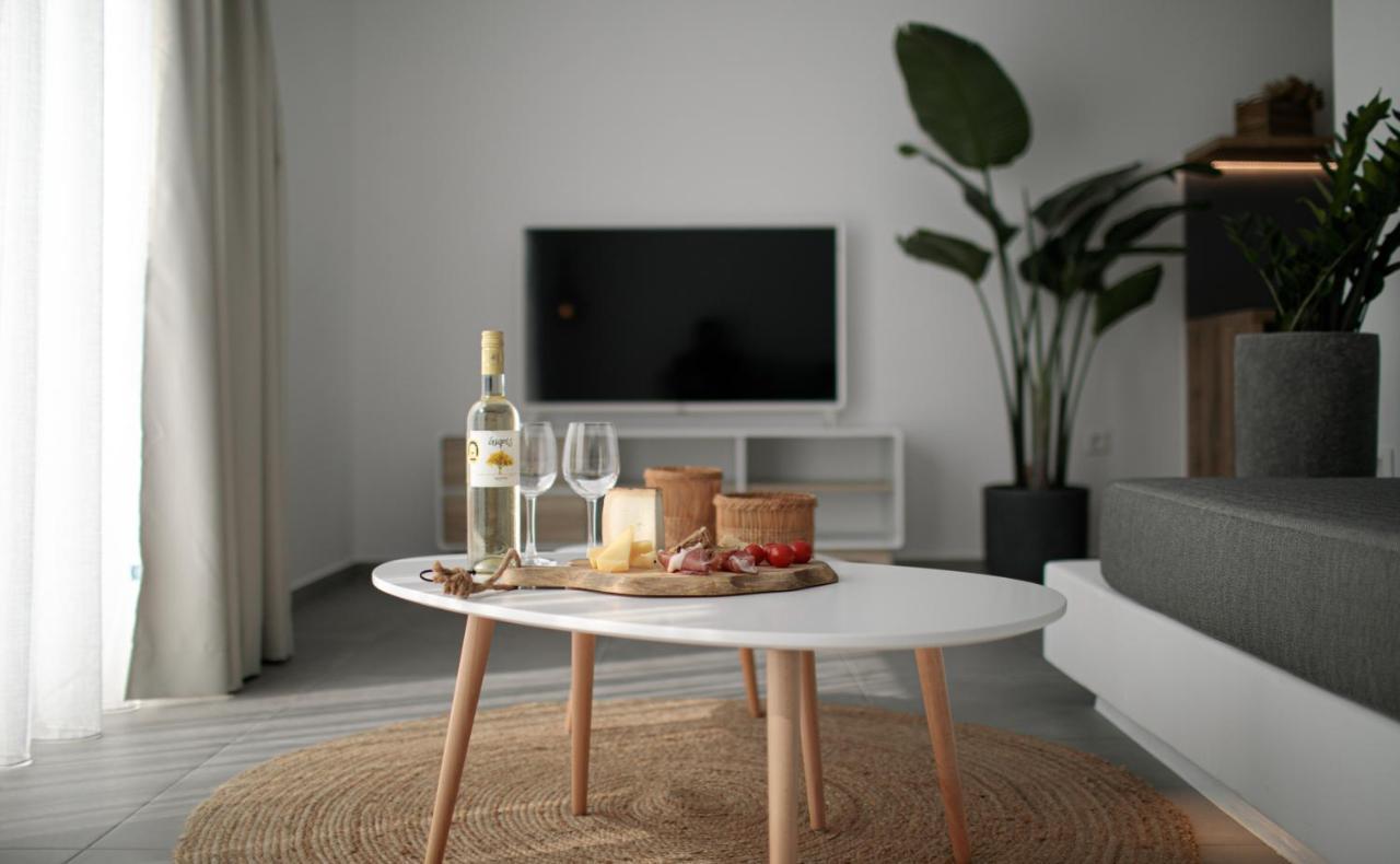 Seanfinity Beachfront Suites Mikri Vigla Extérieur photo